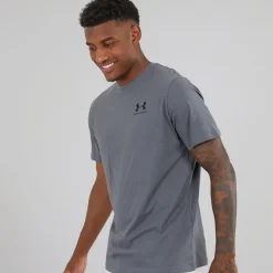Clearance Herre UA Sportstyle T-shirt med kort ærme og venstre brystlomme Castlerock/​Sort Træning|T-Shirts Og Undertrøjer